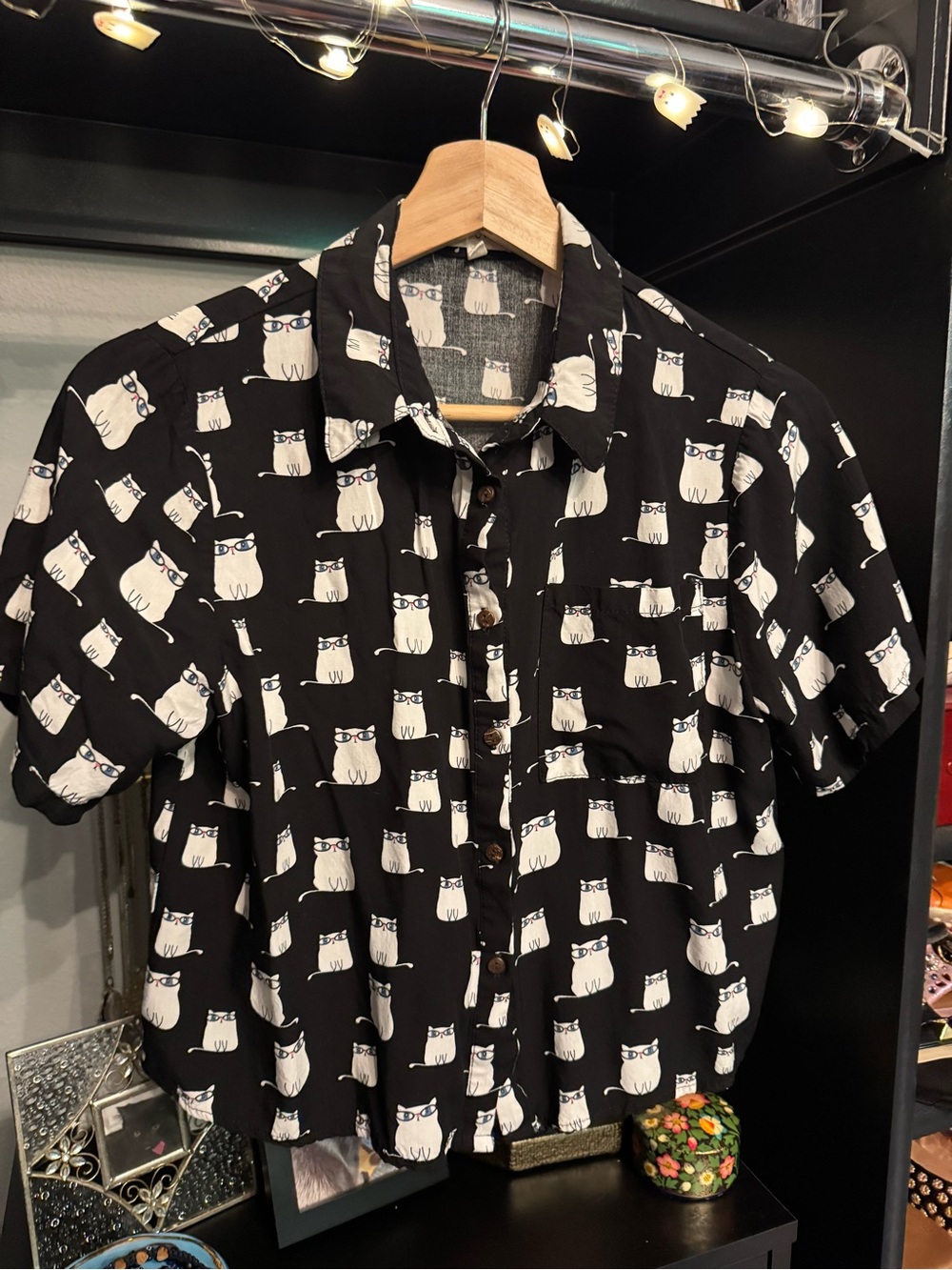 Black Short-Sleeve Cropped Button-Up Shirt with Cat Print 😻🖤